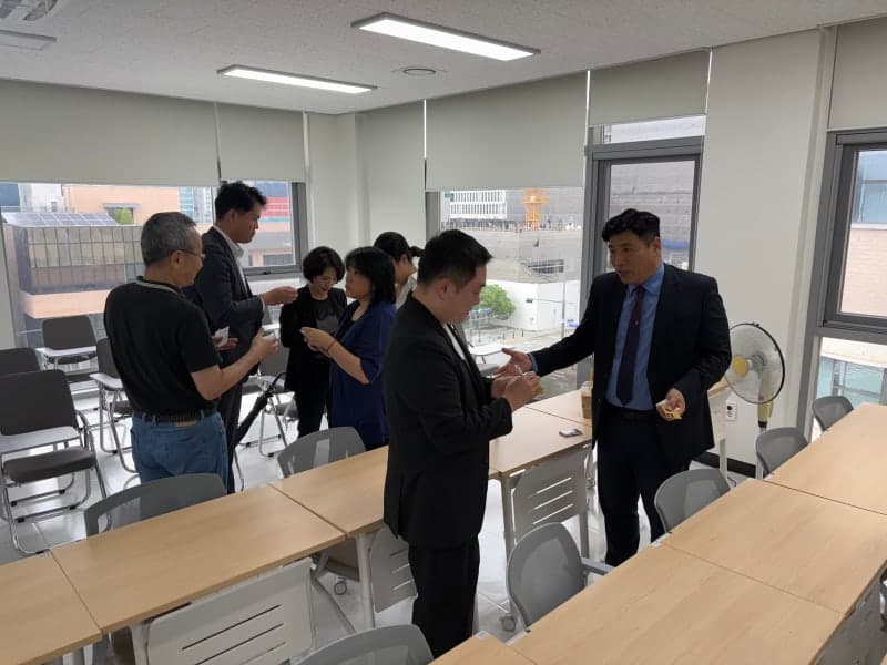 서서 비즈니스 모임 네트워킹중